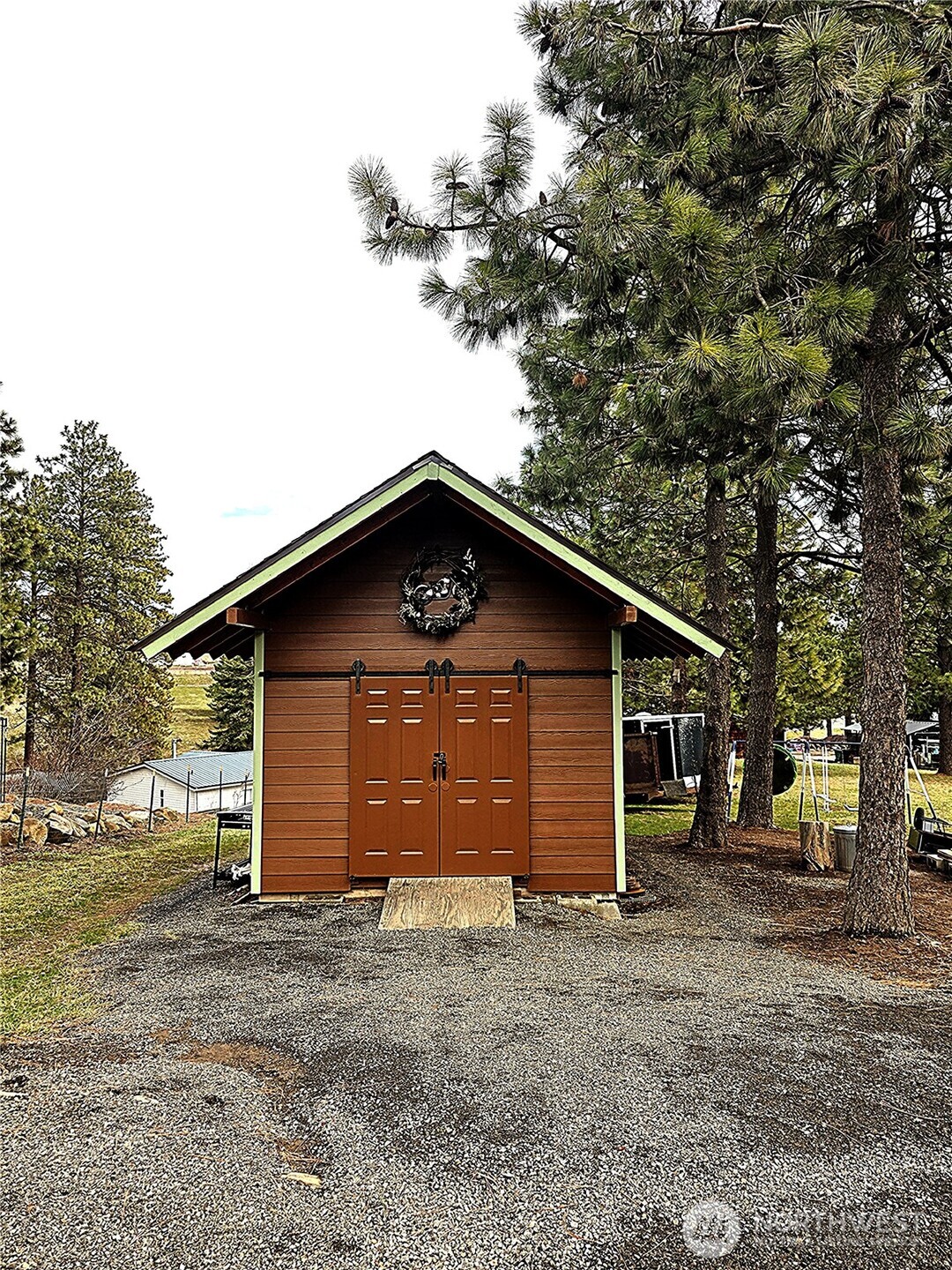351 Ridge Loop Road Cle Elum, WA 98922 - Photo 8 of 38 a house with a outdoor space