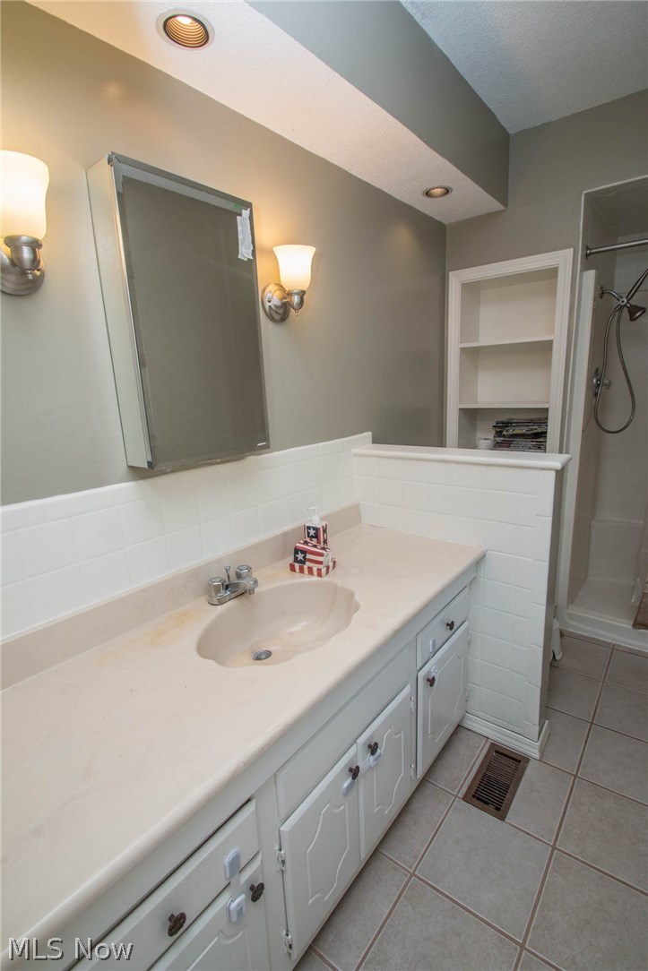 6503 Oberlin Road Lorain, OH 44053 - Photo 19 of 35 Master bathroom