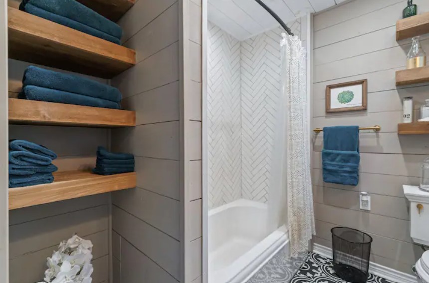 4709 Lido Lane Houston, TX 77092 - Photo 13 of 19 a bathroom with a bathtub and a toilet