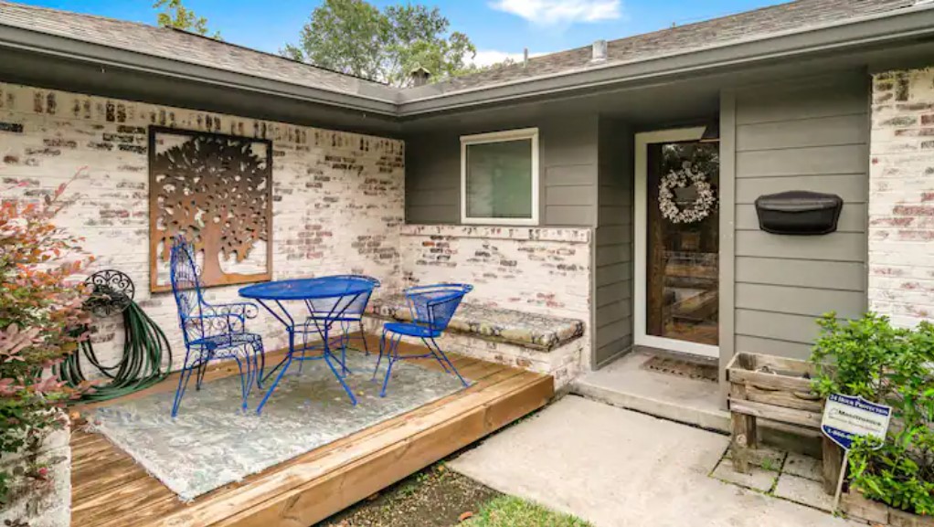 4709 Lido Lane Houston, TX 77092 - Photo 2 of 19 a view of a chairs and table in the patio