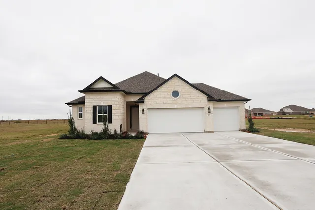 a view of front of house with a yard