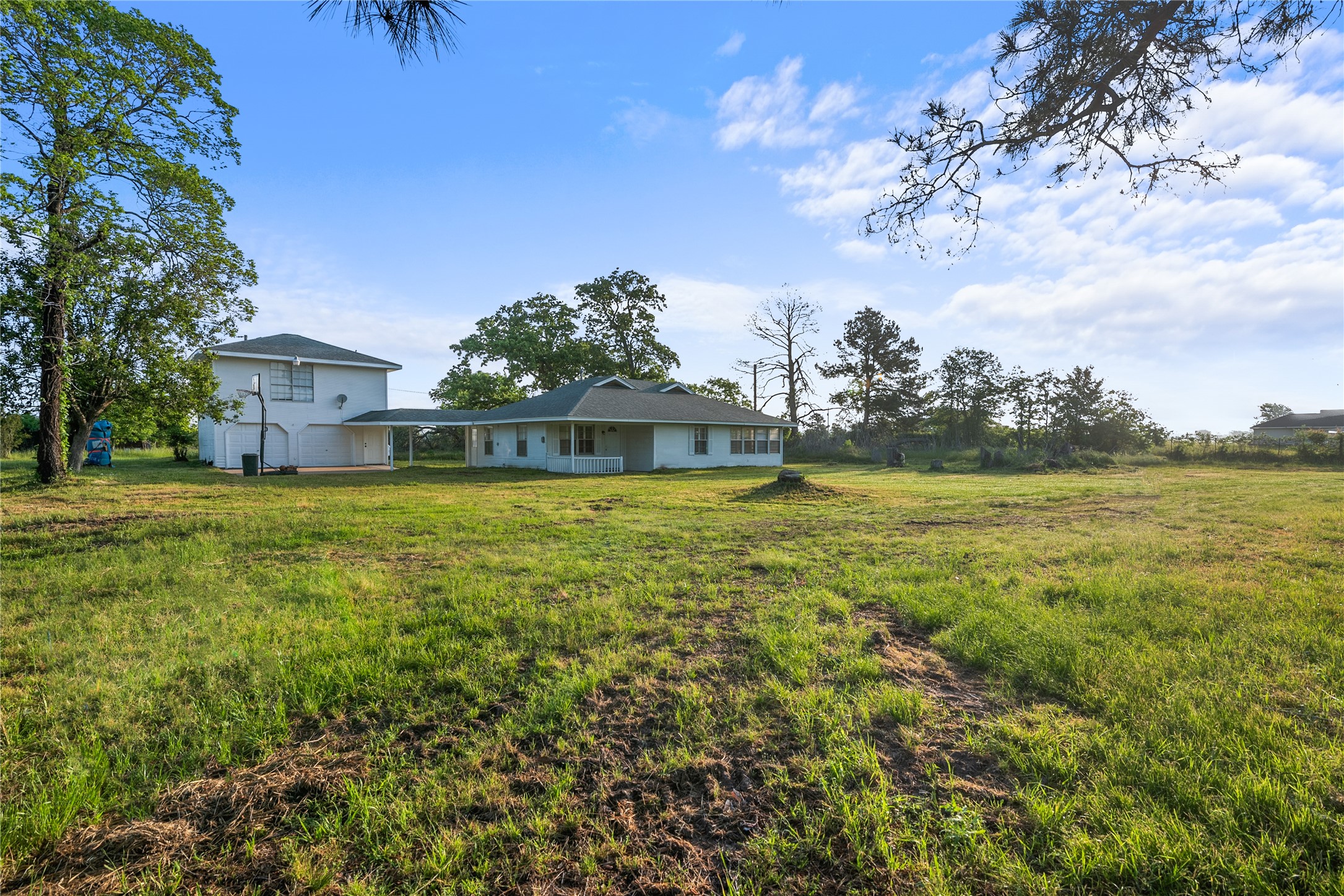 36622 Tompkins Road Hempstead, TX 77445 - Photo 7 of 46 a view of a house with a big yard