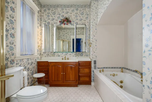 $950,000 | 548 West Oakdale Avenue, Chicago, IL 60657