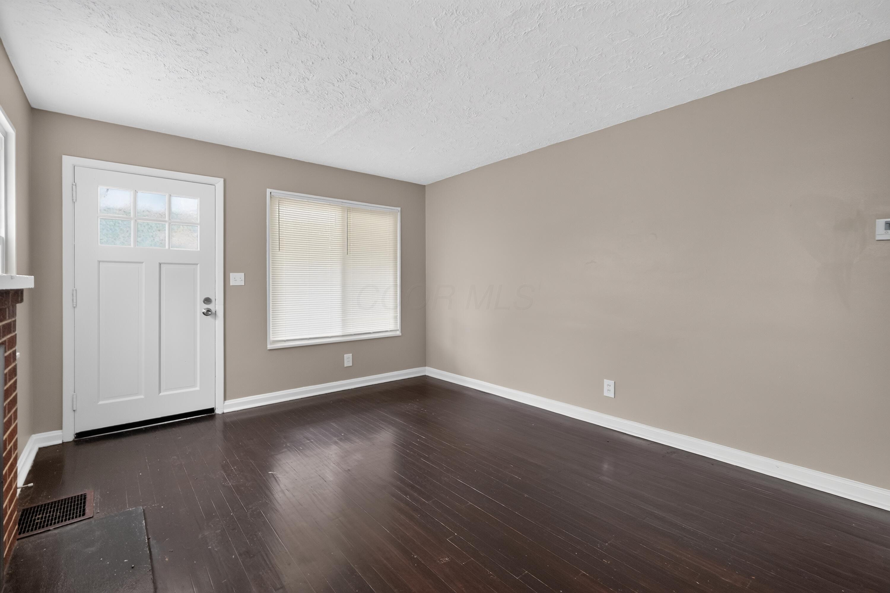 852 South Hampton Road Columbus, OH 43227 - Photo 5 of 31 09_852_S_Hampton_Rd-Living_room-n-26
