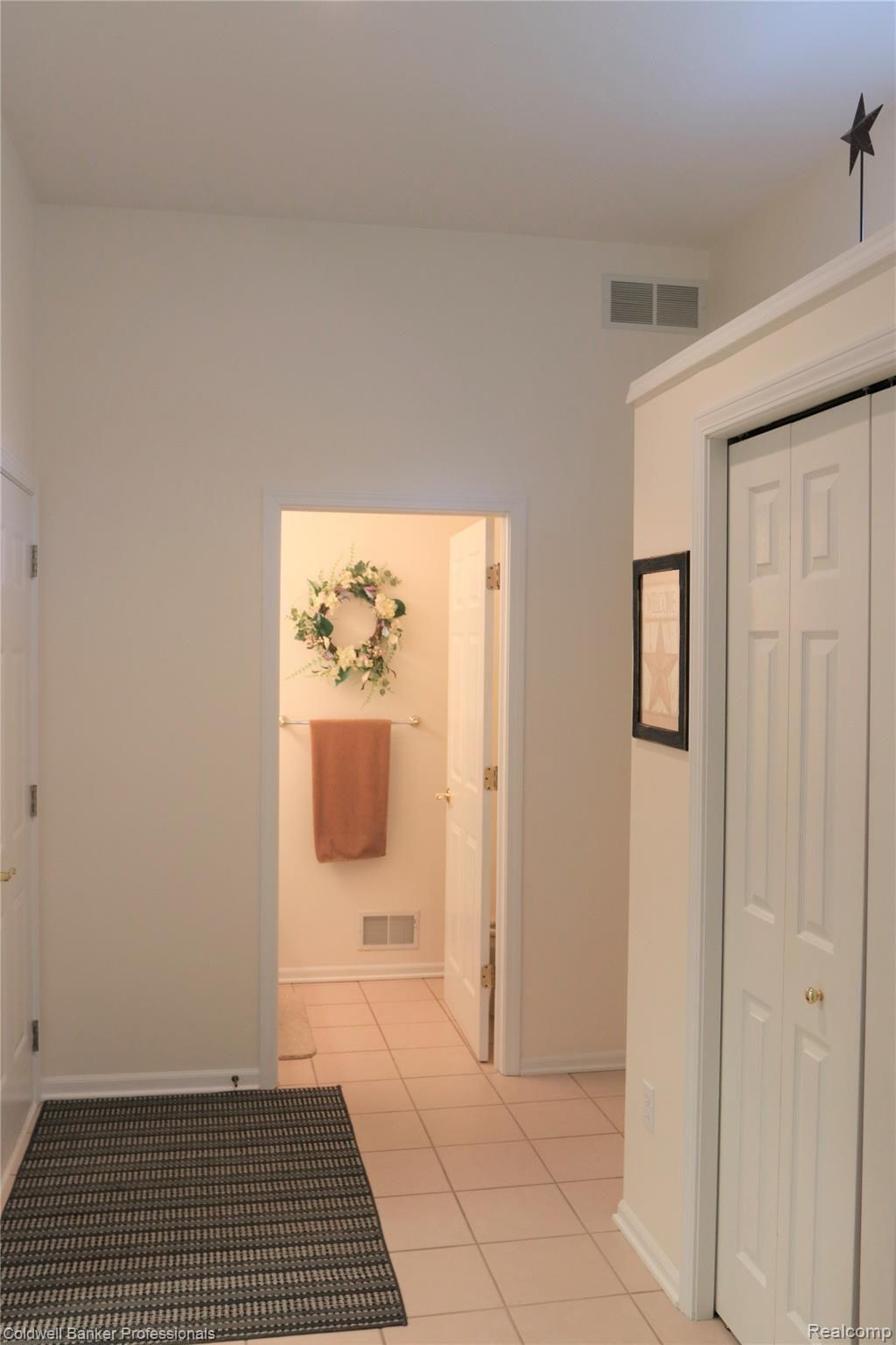 12261 Raelyn Hills Drive Perry, MI 48872 - Photo 13 of 32 13 12261 Mudroom.JPG