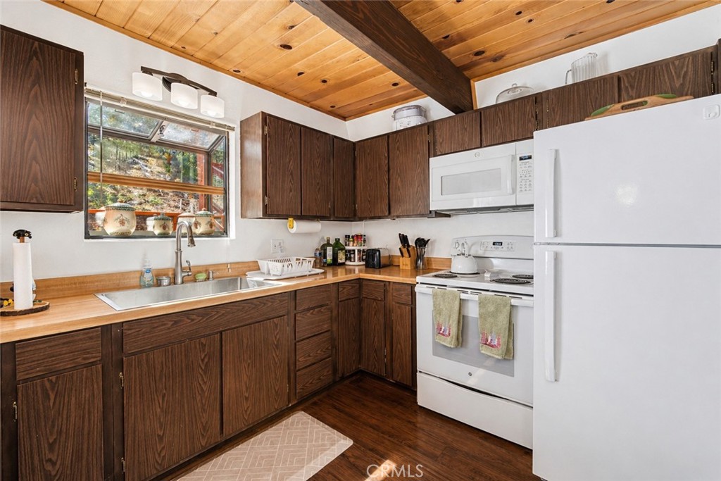 1916 Rustic Way Pine Mountain Club, CA 93222 - Photo 7 of 17 Kitchen Cont