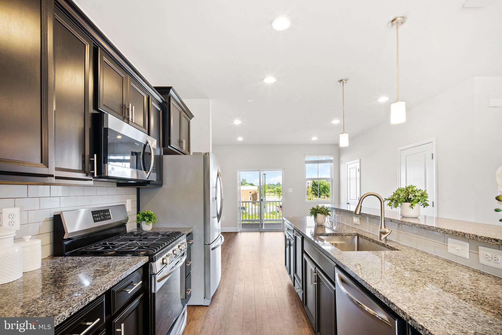 7012 Rackham Way Hanover, MD 21076 - Photo 5 of 46 Stainless Steel Appliances | Custom Backsplash.