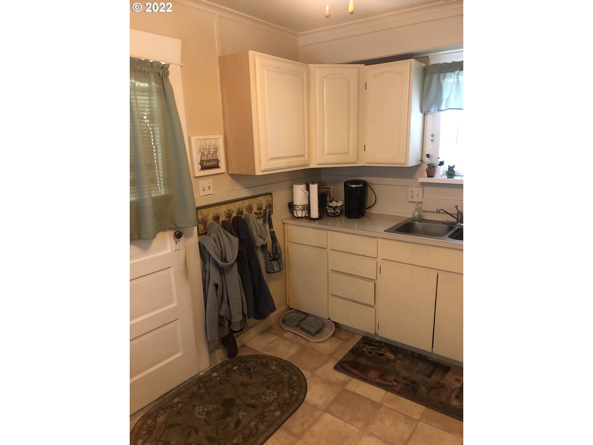 512 Southwest 9th Street Pendleton, OR 97801 - Photo 12 of 19 a bathroom with a sink and a mirror