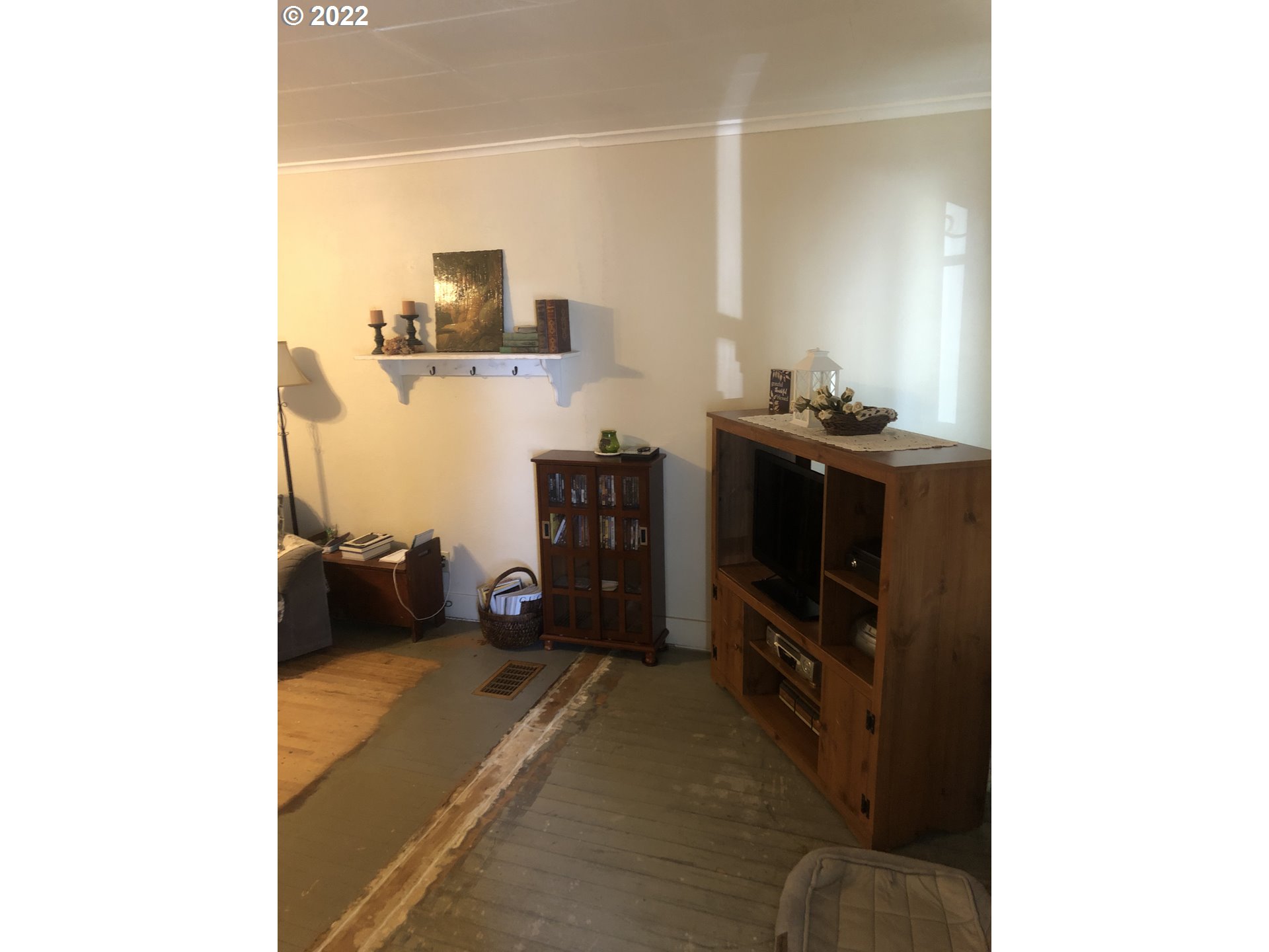 512 Southwest 9th Street Pendleton, OR 97801 - Photo 5 of 19 a living room with furniture and a flat screen tv
