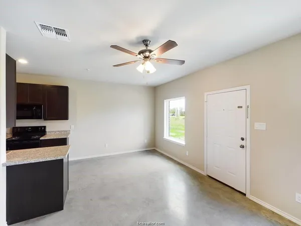 $1,395 | 2910 Town Square Avenue, Unit 2103, Bryan, TX 77802