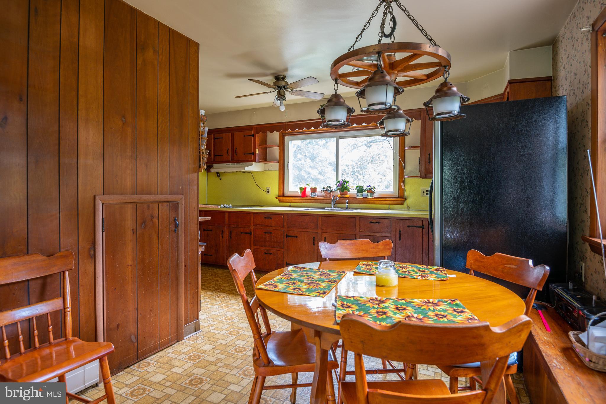 139 Baptist Church Road Spring City, PA 19475 - Photo 16 of 32 a dining room with a table and chairs