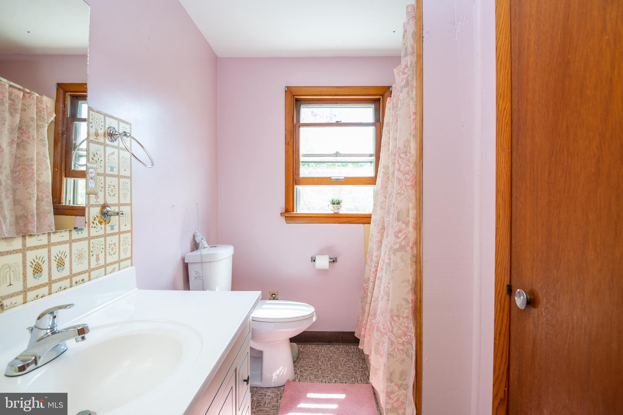 139 Baptist Church Road Spring City, PA 19475 - Photo 28 of 32 a bathroom with a sink toilet and shower