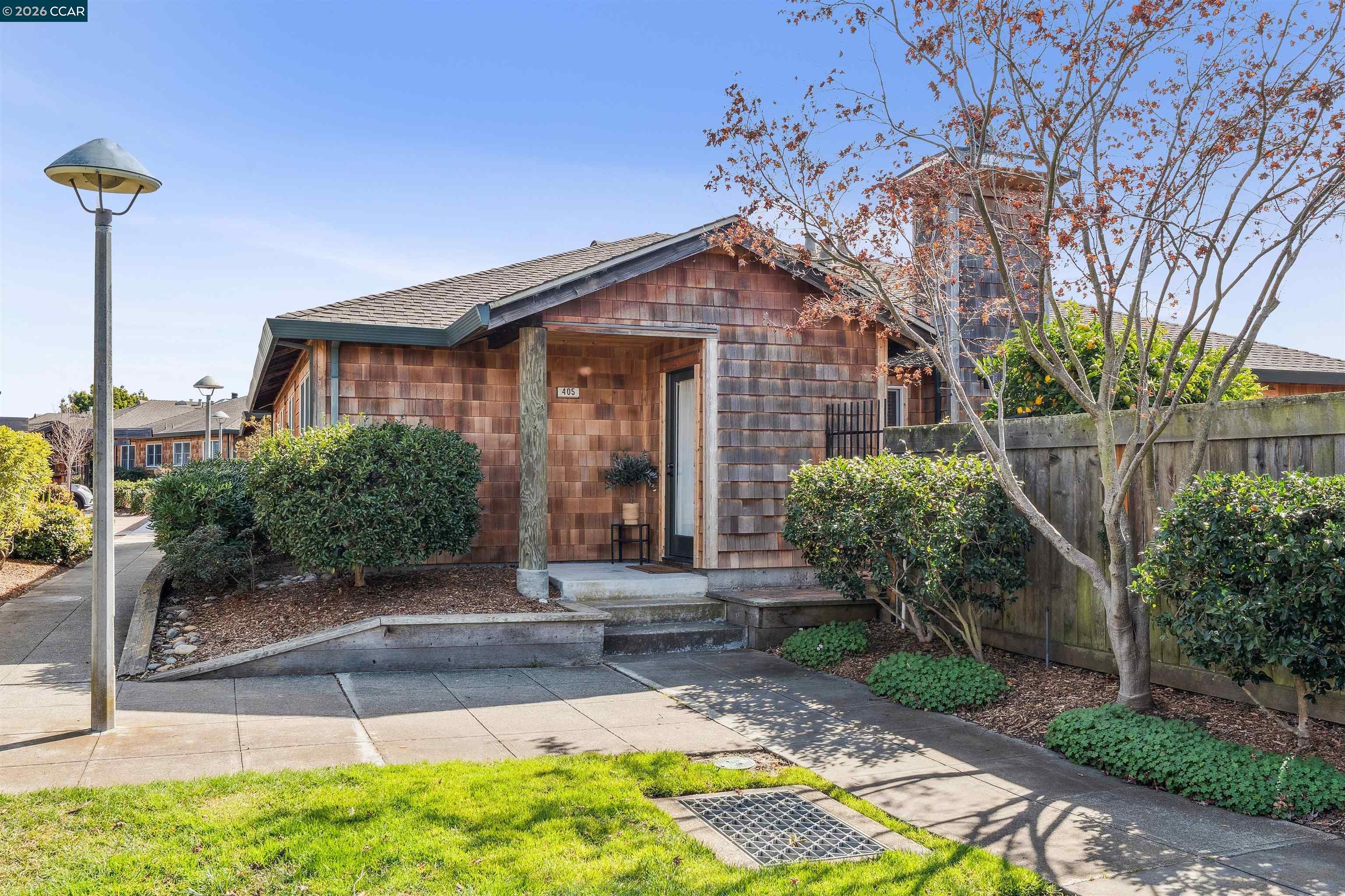 405 Centre Court Alameda, CA 94502 - Photo 4 of 45