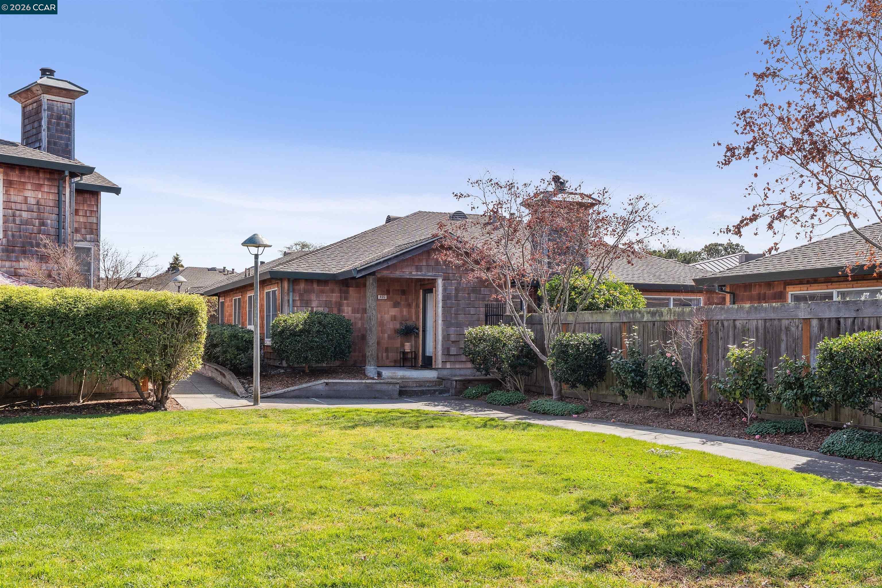 405 Centre Court Alameda, CA 94502 - Photo 4 of 45