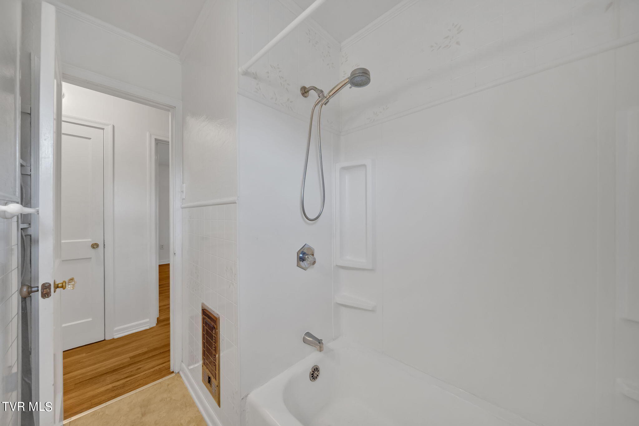 233 Cherokee Road Bristol, VA 24201 - Photo 11 of 31 20-web-or-mls-2B4A0729