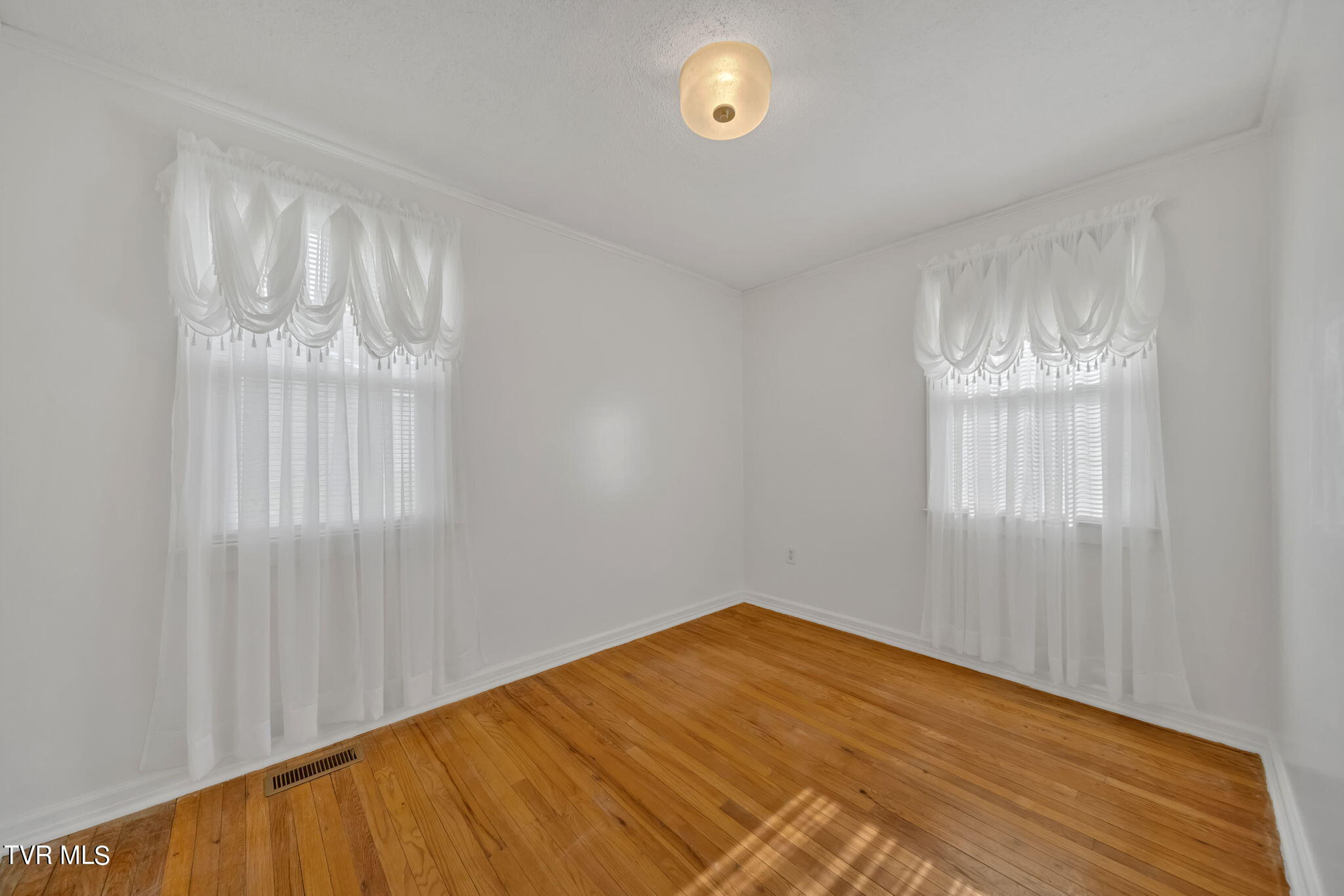 233 Cherokee Road Bristol, VA 24201 - Photo 14 of 31 11-web-or-mls-2B4A0674