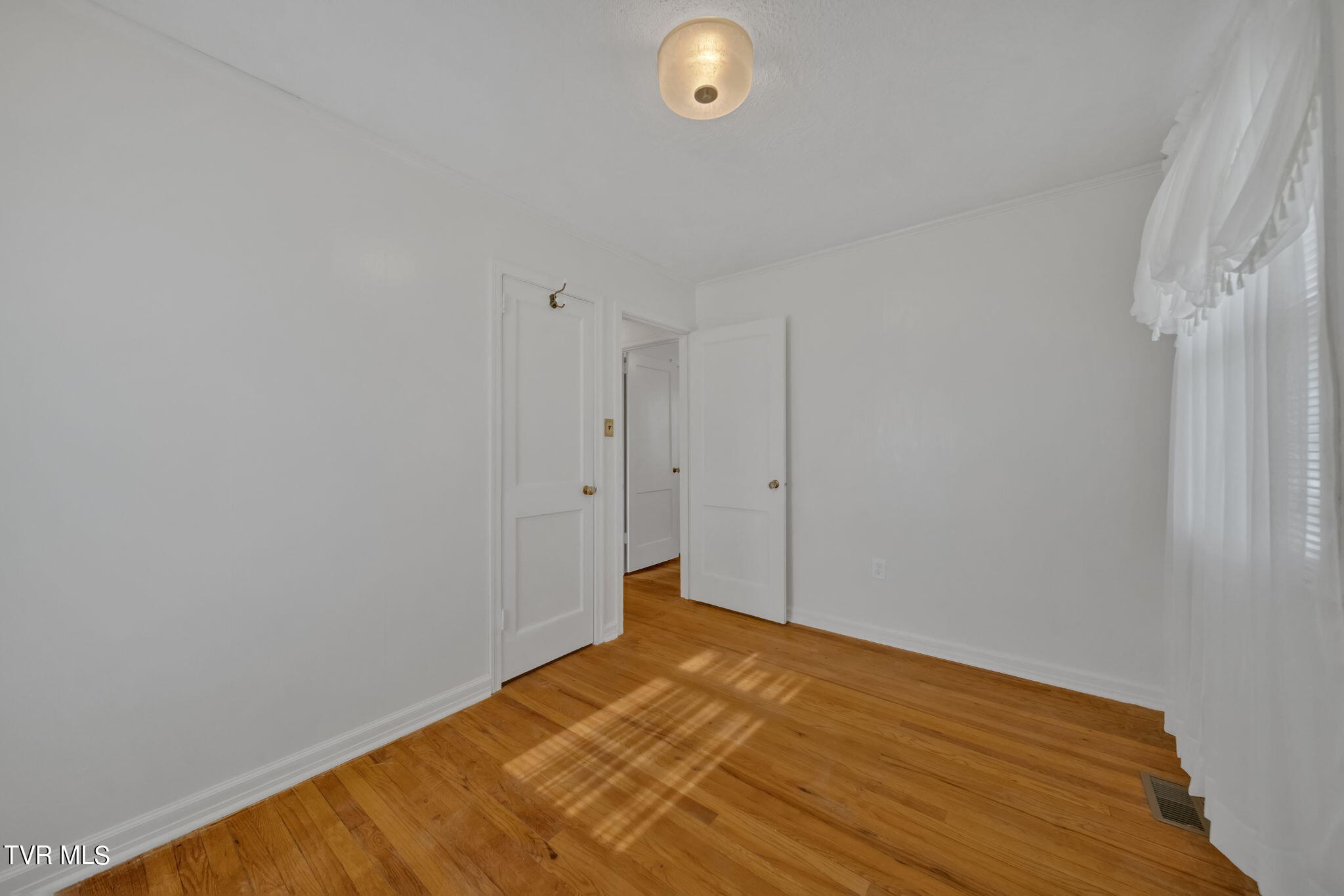 233 Cherokee Road Bristol, VA 24201 - Photo 15 of 31 12-web-or-mls-2B4A0679