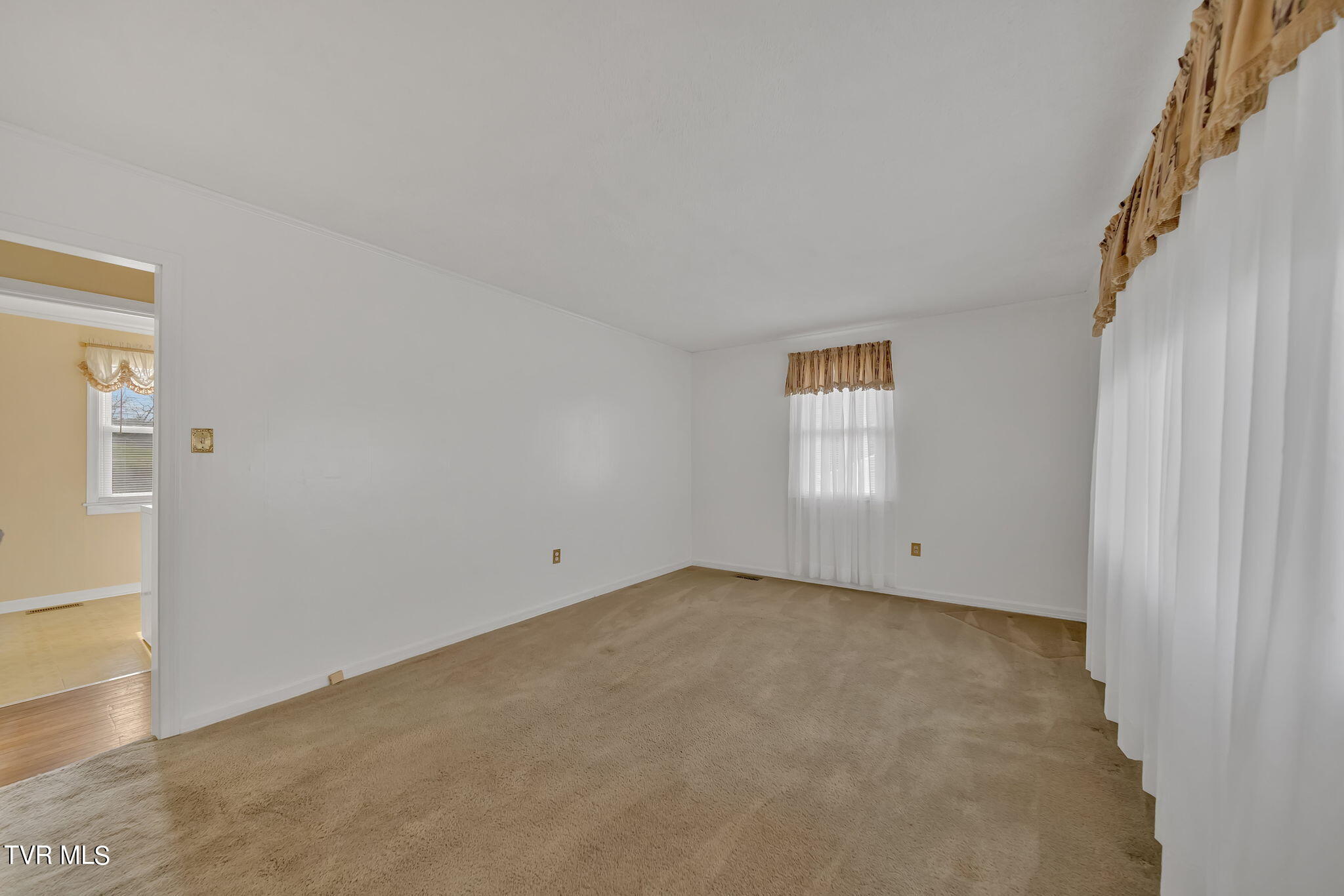 233 Cherokee Road Bristol, VA 24201 - Photo 2 of 31 2-web-or-mls-2B4A0629