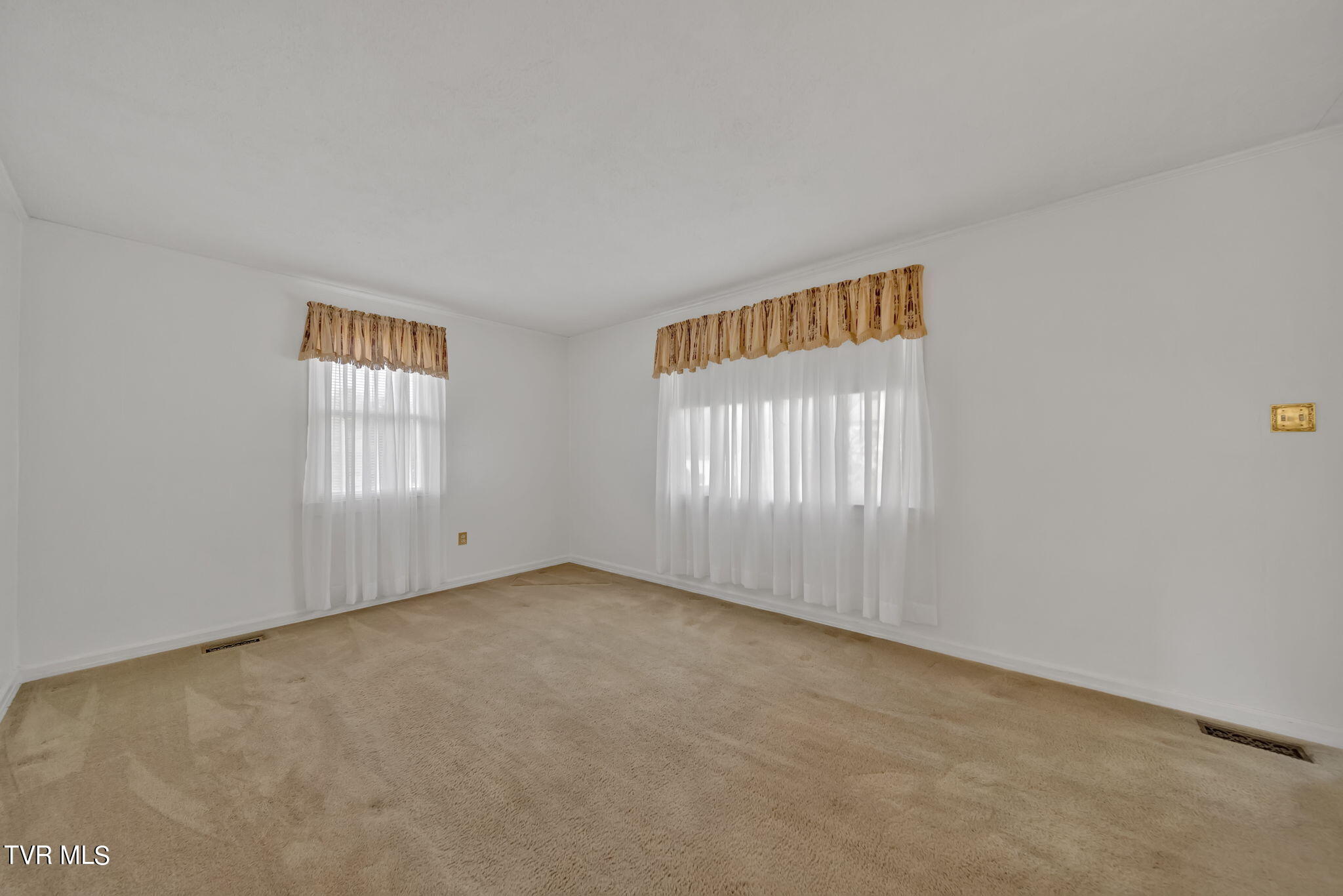 233 Cherokee Road Bristol, VA 24201 - Photo 3 of 31 3-web-or-mls-2B4A0634