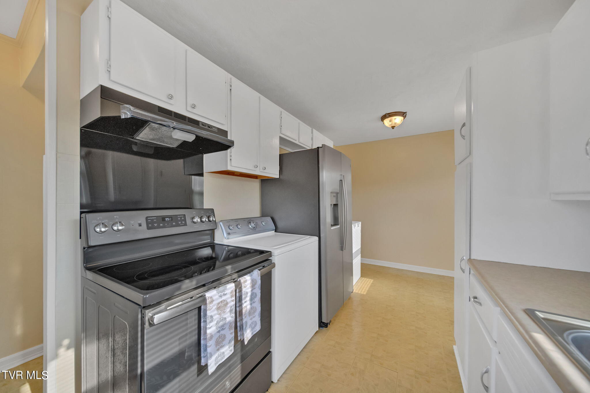 233 Cherokee Road Bristol, VA 24201 - Photo 6 of 31 4-web-or-mls-2B4A0644