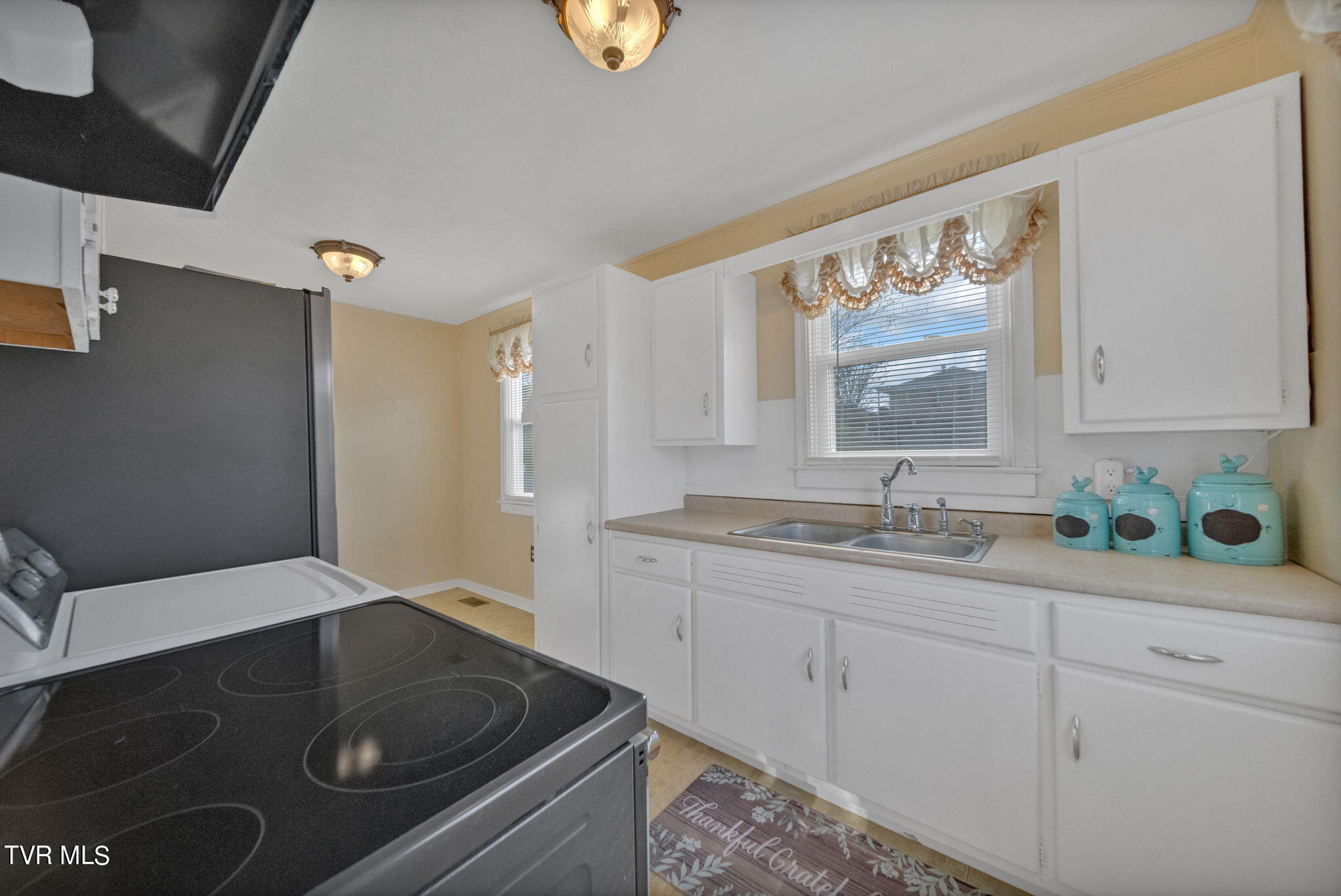 233 Cherokee Road Bristol, VA 24201 - Photo 7 of 31 5-web-or-mls-2B4A0639