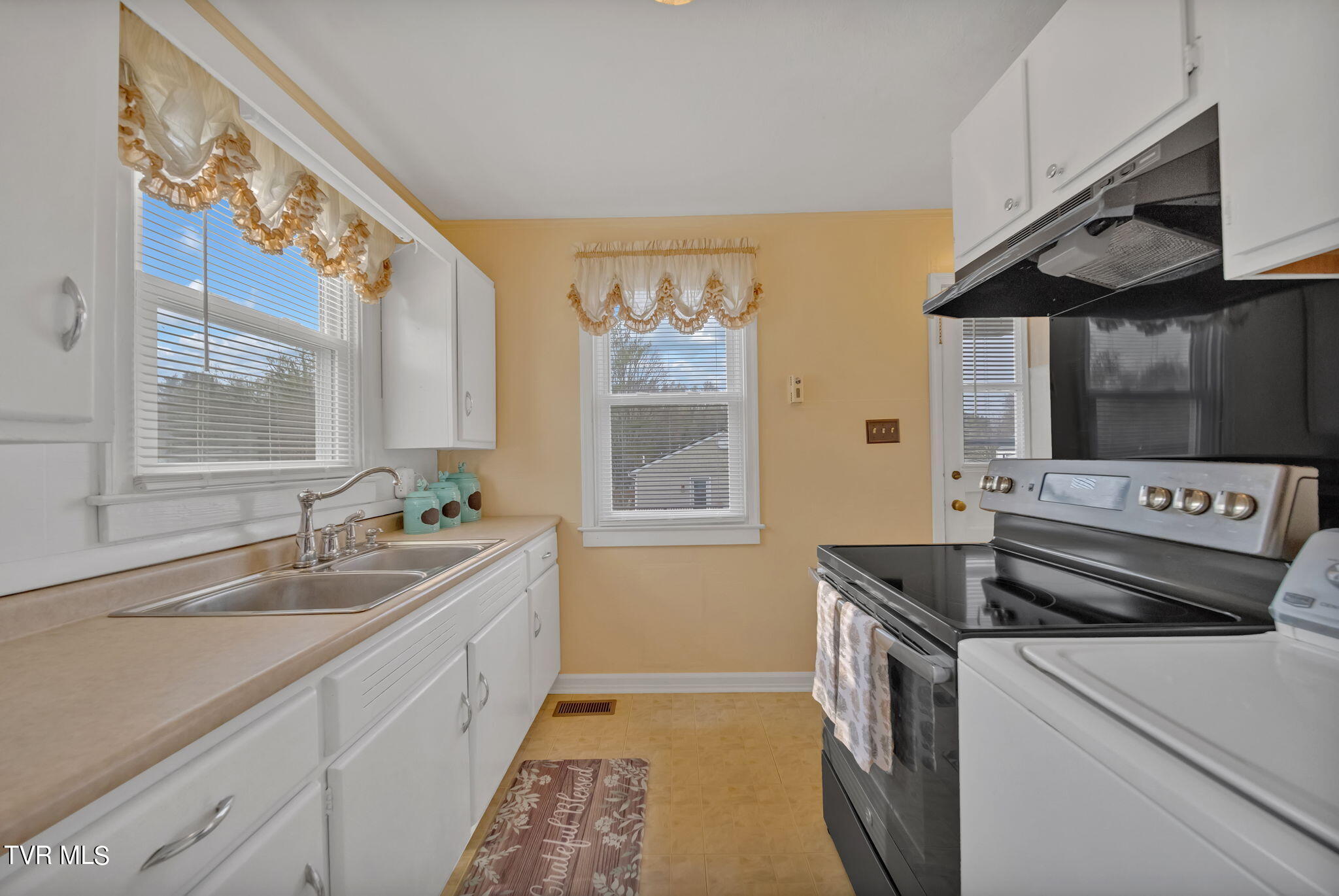 233 Cherokee Road Bristol, VA 24201 - Photo 9 of 31 7-web-or-mls-2B4A0654