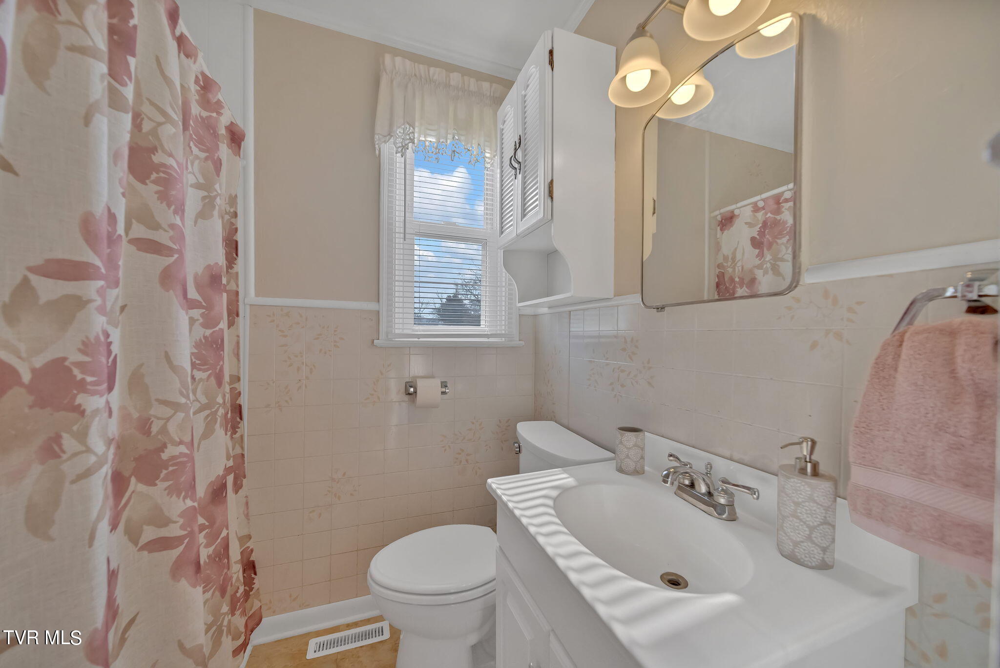 233 Cherokee Road Bristol, VA 24201 - Photo 10 of 31 8-web-or-mls-2B4A0659