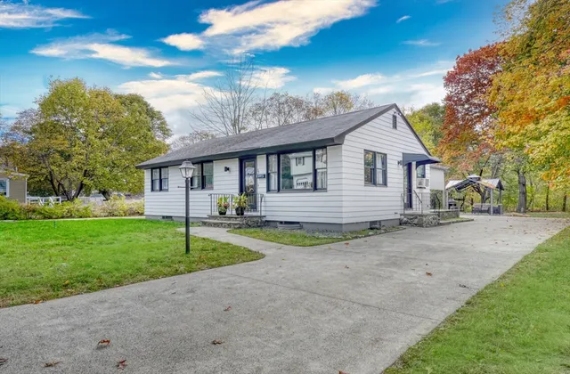 a view of a house with a yard