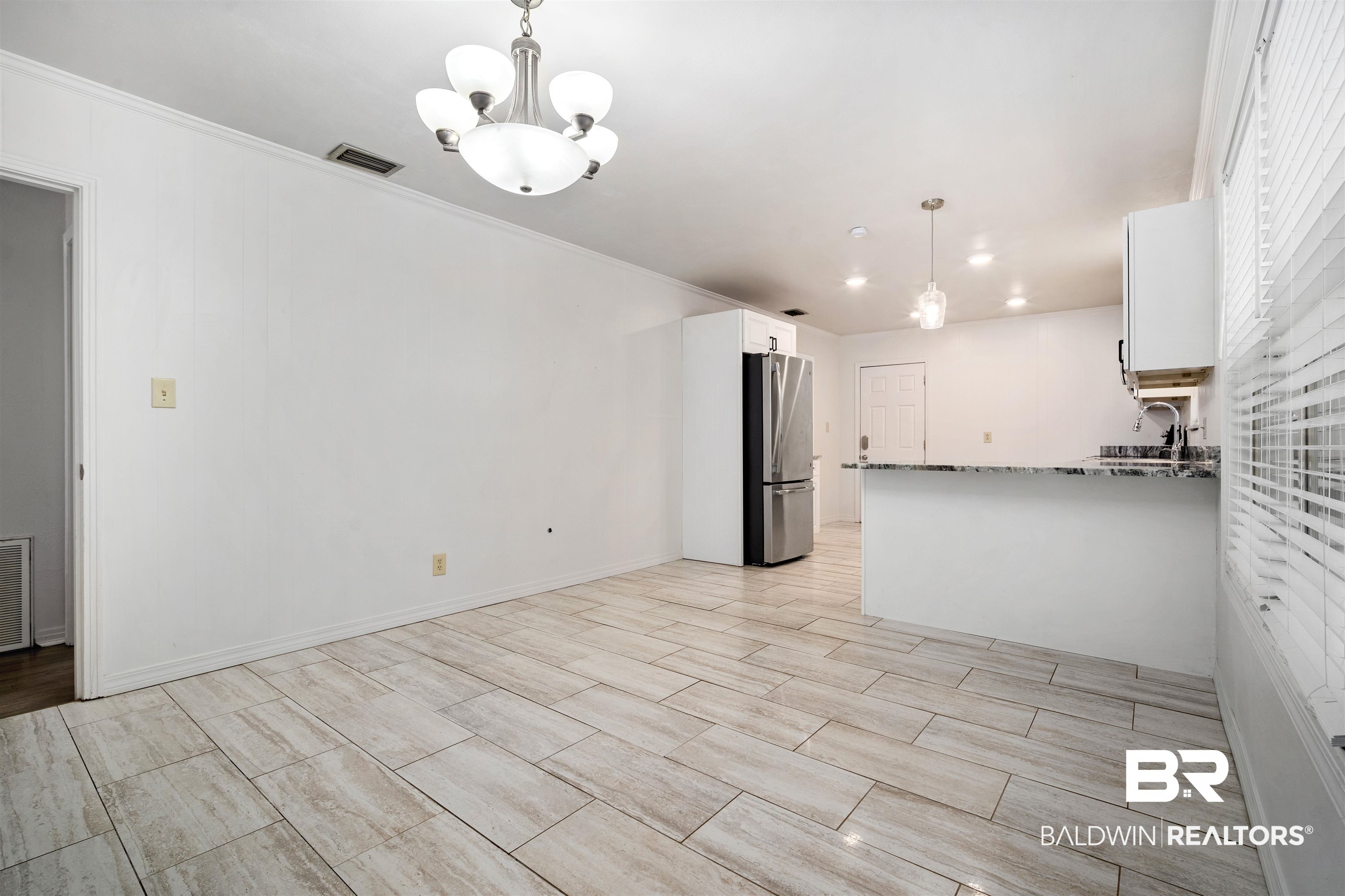 570 Markham Drive Mobile, AL 36609 - Photo 8 of 25 Interior space featuring visible vents, an inviting chandelier, recessed lighting, and a sink