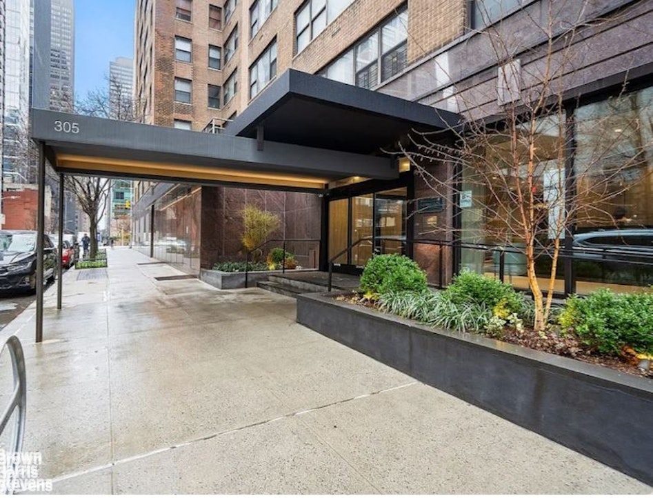 305 East 40th Street, Unit 4J Manhattan, NY 10016 - Photo 13 of 17 a view of a building with a potted plant