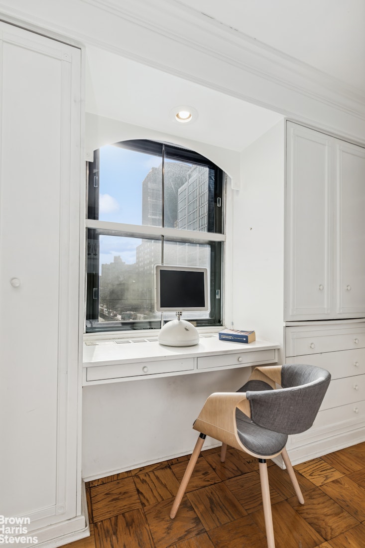 305 East 40th Street, Unit 4J Manhattan, NY 10016 - Photo 9 of 17 a kitchen with a table and chairs