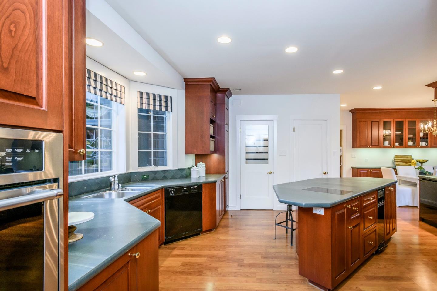 133 Ridgeway Road Hillsborough, CA 94010 - Photo 11 of 42