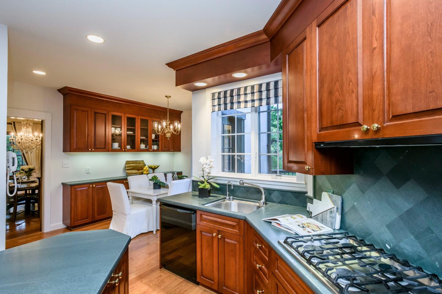 133 Ridgeway Road Hillsborough, CA 94010 - Photo 10 of 42