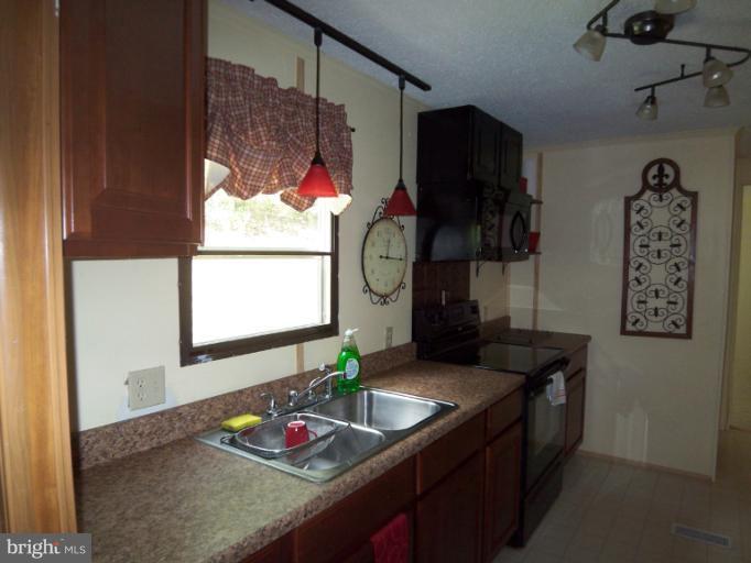 1220 North Timber Ridge Road Cross Junction, VA 22625 - Photo 3 of 30 Kitchen
