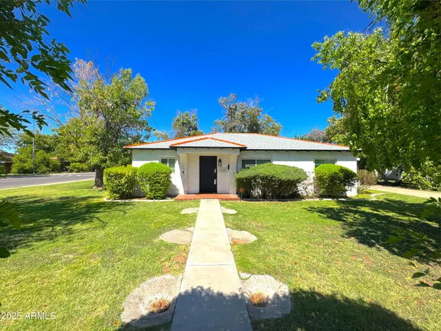 a view of a house with a yard