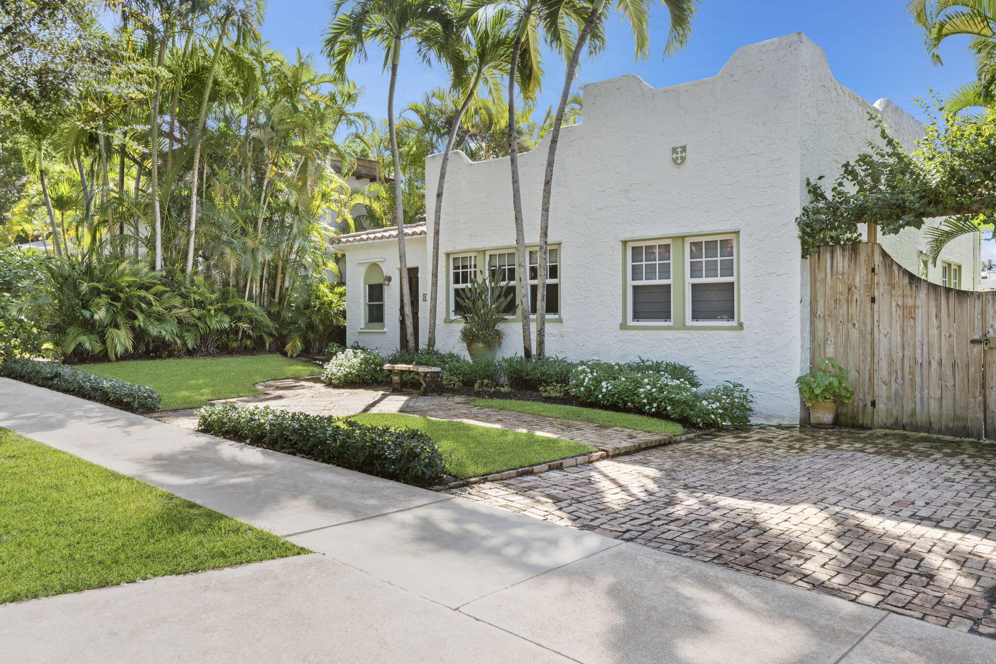 810 Avon Road West Palm Beach, FL 33401 - Photo 4 of 43 3-web-or-mls-ET6A6225