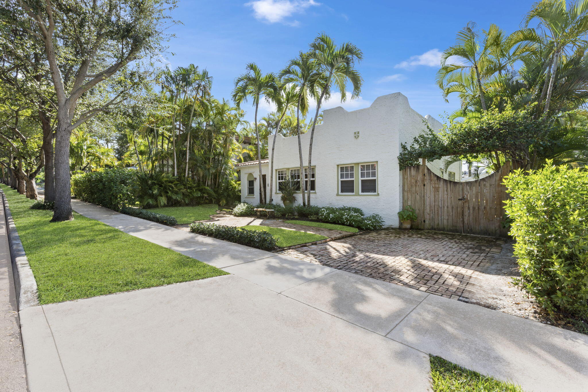 810 Avon Road West Palm Beach, FL 33401 - Photo 5 of 43 4-web-or-mls-ET6A6222