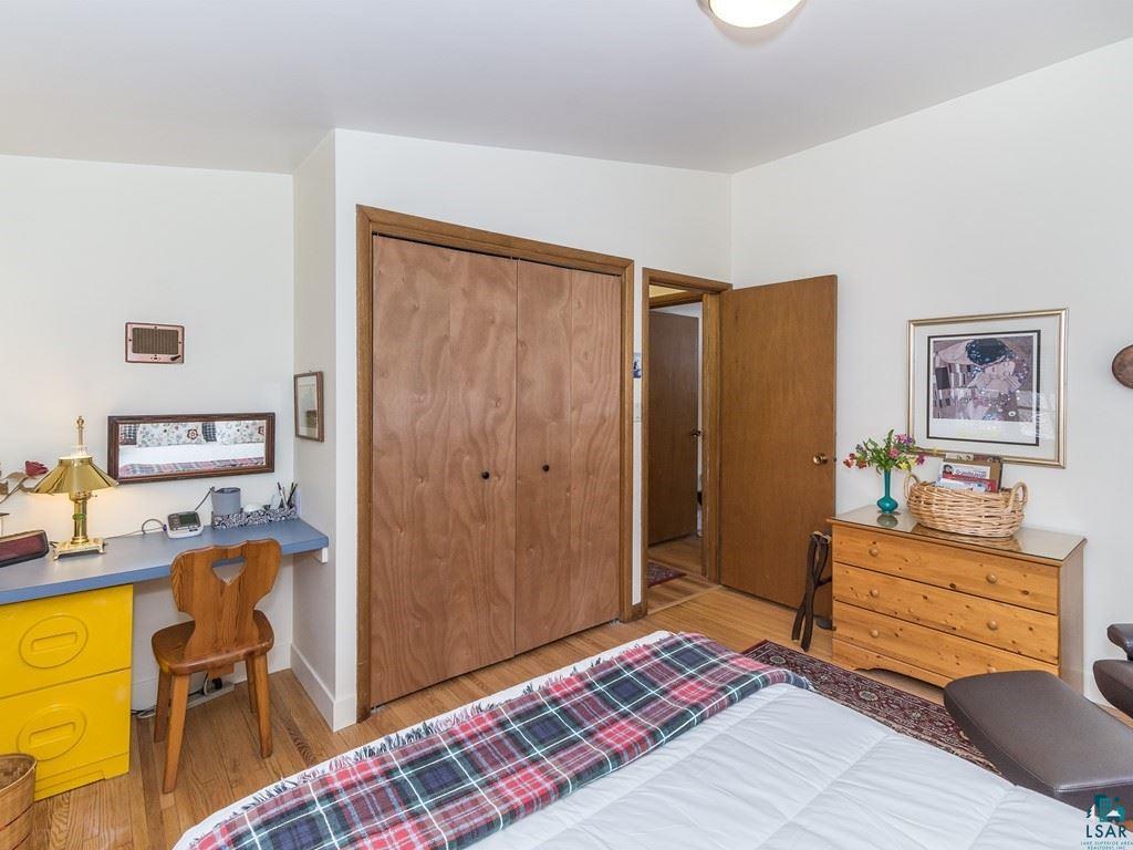 3021 London Road Duluth, MN 55804 - Photo 19 of 35 Built In desk area