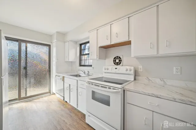 $299,000 | 323 Gill Lane, Unit 11C, Iselin, NJ 08830