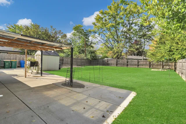 a view of a house with a backyard