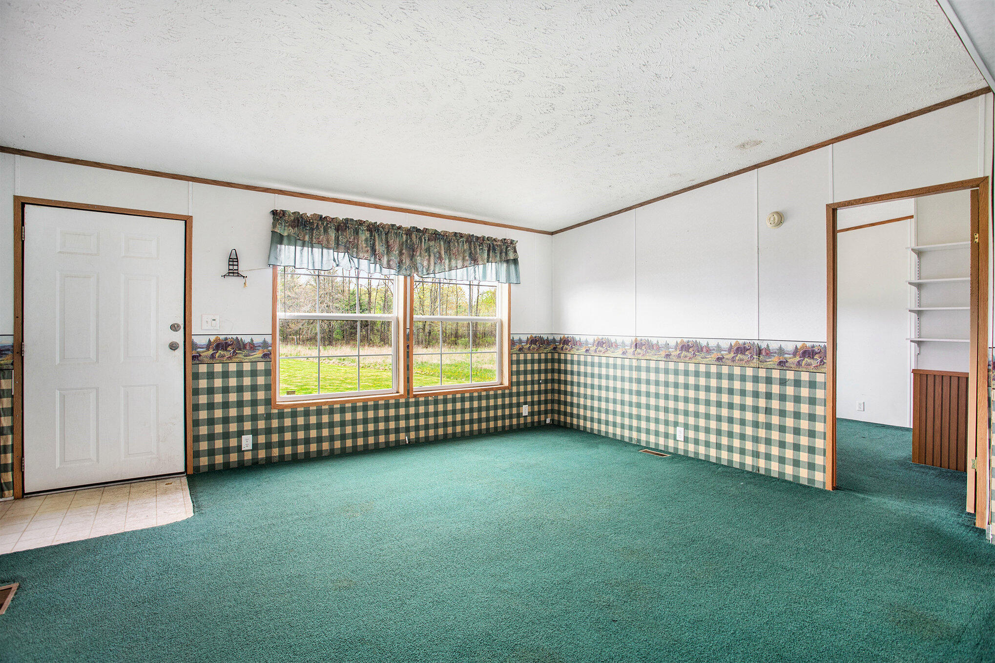4246 South Stevenson Road Sheridan, MI 48884 - Photo 8 of 29 Living room