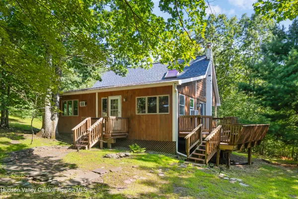 a view of a house with backyard