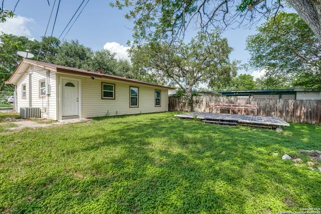 a view of a house with backyard and garden