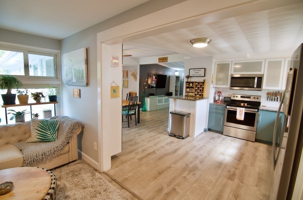 52 Griffin Road Framingham, MA 01701 - Photo 9 of 29