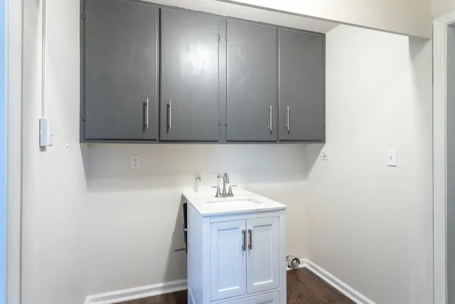 a view of a yard with a house