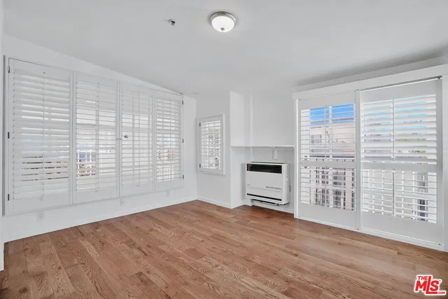 a view of livingroom with furniture
