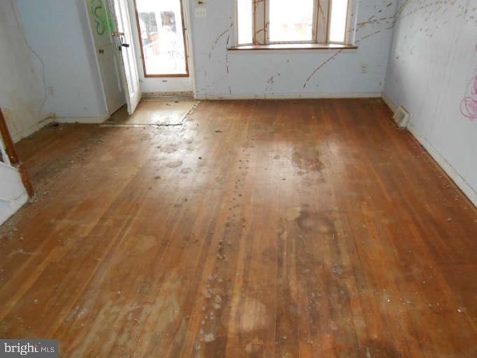 2045 Inverton Road Baltimore, MD 21222 - Photo 4 of 9 Living Room