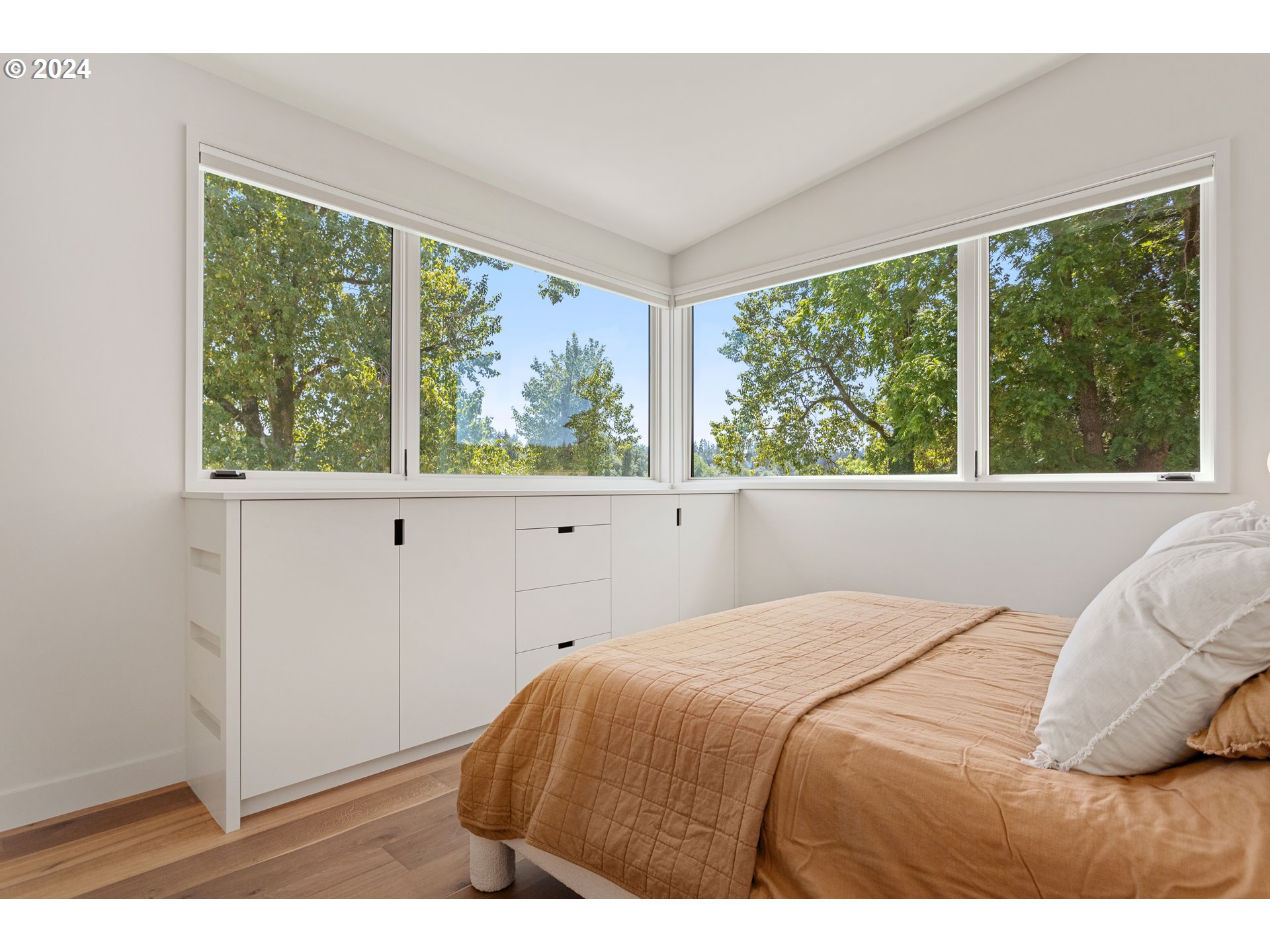 16450 Southwest Wilsonville Road Wilsonville, OR 97070 - Photo 24 of 40 a bedroom with a bed and a large window