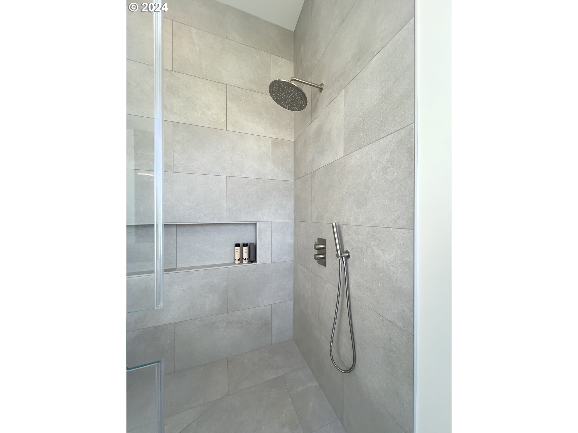16450 Southwest Wilsonville Road Wilsonville, OR 97070 - Photo 10 of 40 a bathroom with a shower