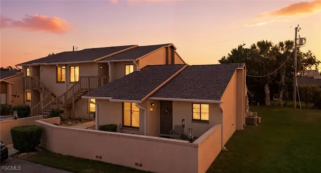 a view of a house with a yard